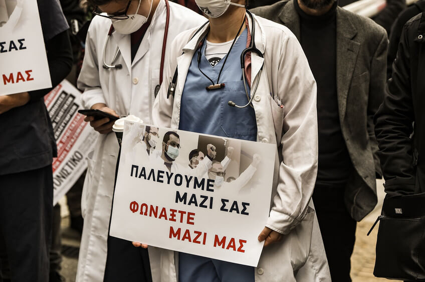  Personal médico realiza una protesta en el patio de un hospital en Atenas, Grecia, el 7 de abril de 2020, durante el Día Mundial de la Salud.