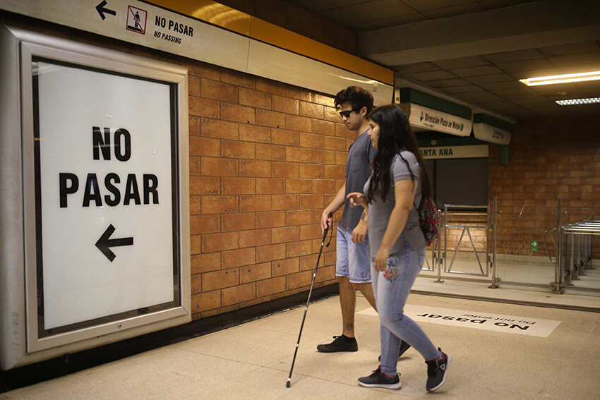 Gustavo Gatica, de 22 años, es un estudiante chileno que perdió la visión de ambos ojos por balas de goma disparadas por la policía durante una protesta celebrada en 2019