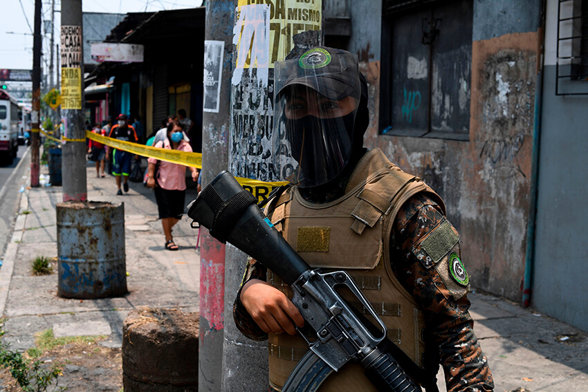  Un soldado se para junto a un perímetro sanitario impuesto por el municipio de San Salvador para evitar la propagación del nuevo coronavirus COVID-19, en la capital salvadoreña, el 6 de mayo de 2020. 