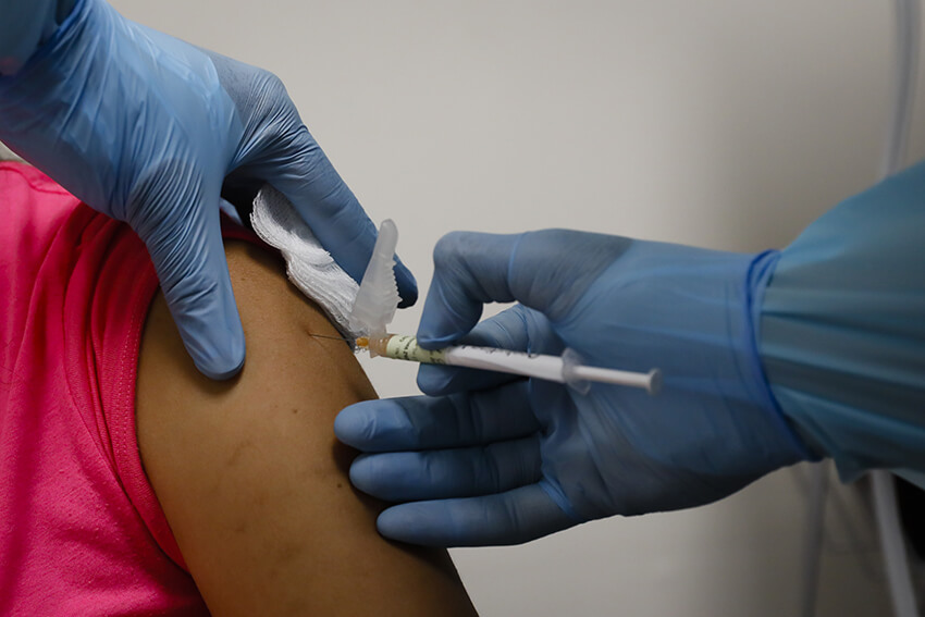 Un trabajador de la salud inyecta a una mujer una dosis durante los ensayos clínicos de una vacuna contra la COVID-19 en los Centros de Investigación de América en Florida, EE. UU.