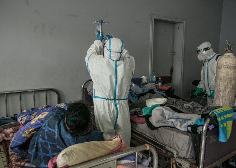 Un paciente infectado por COVID-19 está siendo tratado por un sanitario