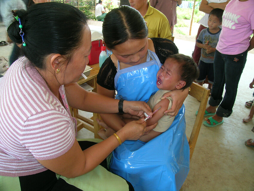 Vacunación semanal de niños en un campo de refugiados en la aldea de Huay Nam Khao, donde aproximadamente 8.000 personas de etnia hmong de Laos buscan el estatus de refugiado, ya que afirman que enfrentan la persecución de las autoridades de Laos.
