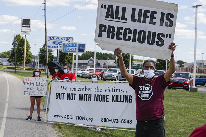 Varios manifestantes contra la pena de muerte se reúnen en Terre Haute, Indiana, el lunes 13 de julio de 2020, día en que estaba programada la ejecución de Daniel Lewis Lee. 