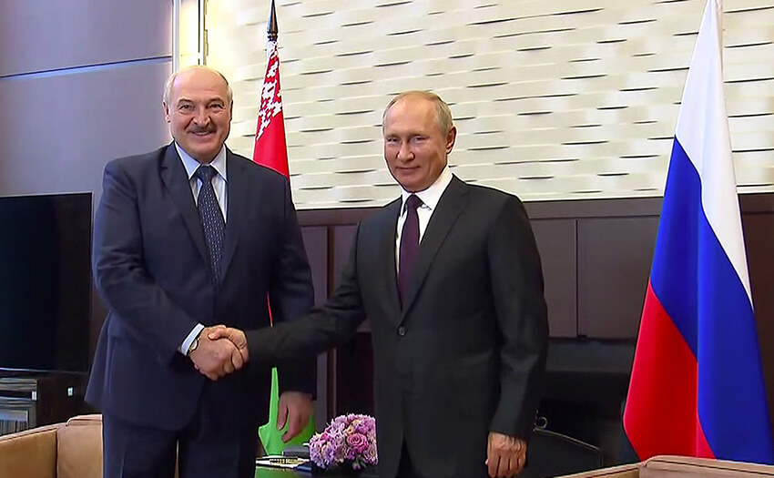 apretón de manos entre Lukashenko y Putin en plena represión a las manifestaciones masivas en Bielorrusia