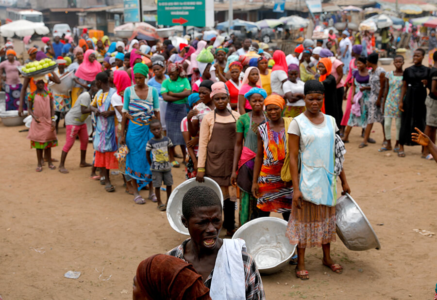 Personas haciendo fila para recibir alimentos y agua en Ghana