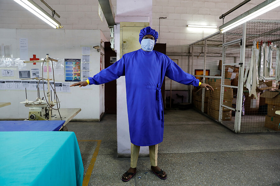 Un trabajador sanitario con su equipo de protección en Accra, Ghana