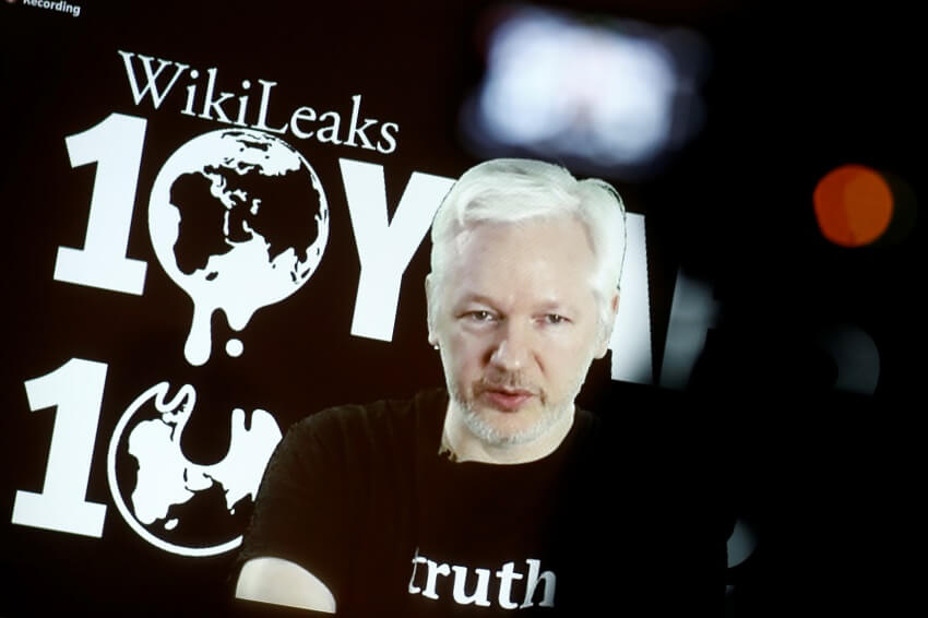 Julian Assange, fundador de WikiLeaks, habla a través de un enlace de vídeo durante una conferencia de prensa con motivo de la celebración del décimo aniversario de WikiLeaks en Berlín, Alemania, el 4 de octubre de 2016