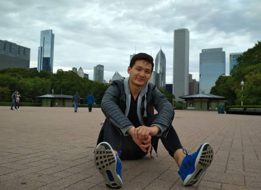 Farkhad Musazov, de 24 años, apoya a jóvenes LGBTI que hacen cuarentena en espacios no seguros