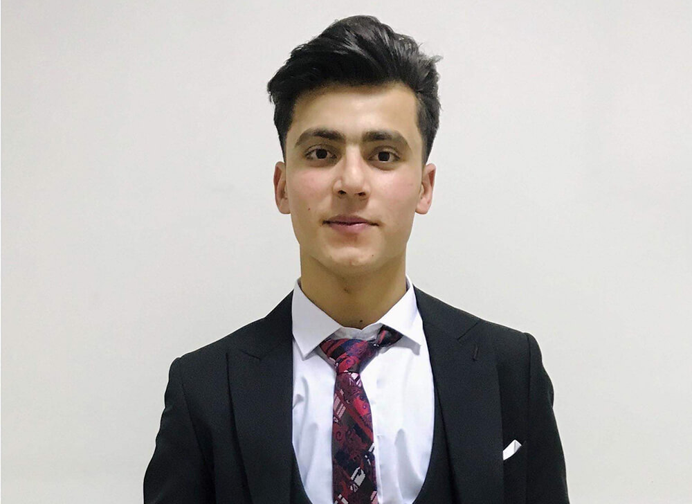 Mohib Faizy, que tiene 19 años y estudia Tecnologías de la Información en la Universidad Americana de Afganistán, ha acercado los libros a centenares de niños y niñas que, de otro modo, no tendrían acceso a ellos