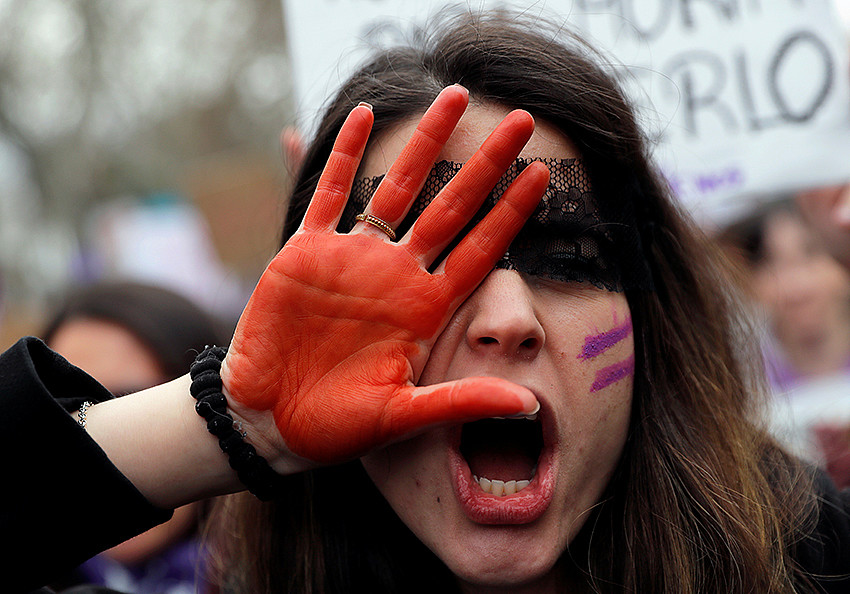 Una manifestante gesticula mientras grita durante una protesta para conmemorar el Día Internacional de la Mujer en Madrid, el 8 de marzo de 2020