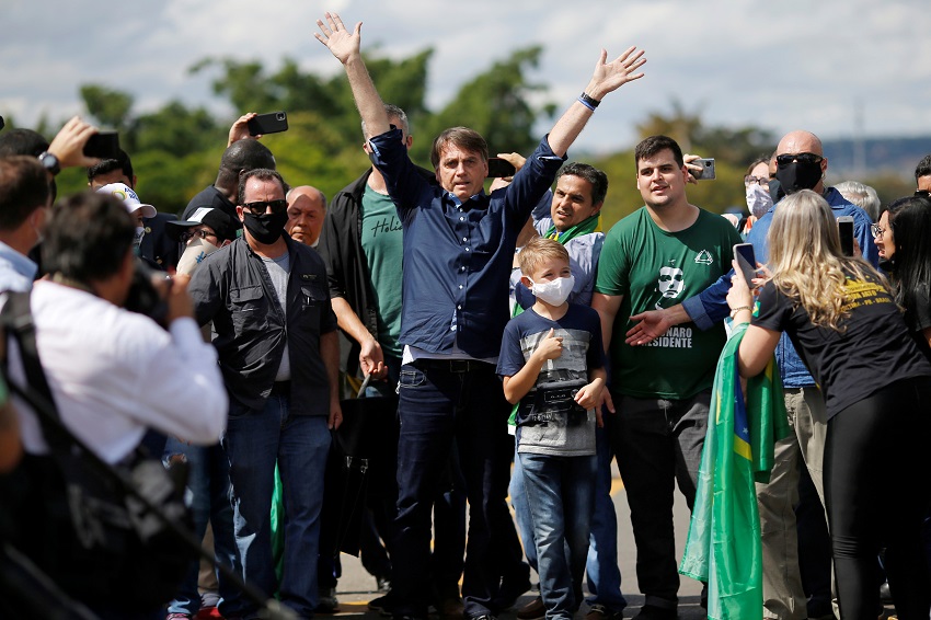 El presidente de Brasil, Jair Bolsonaro, en una manifestación con partidarios