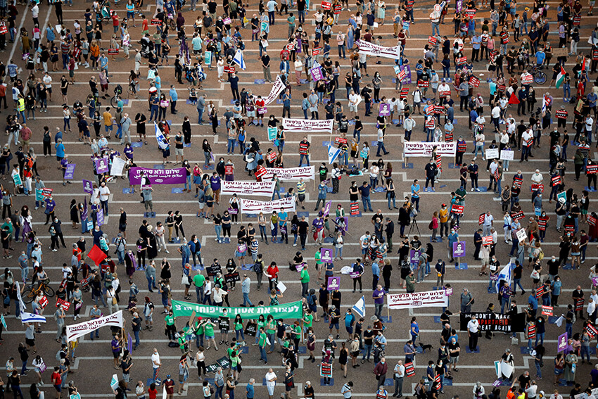 Los manifestantes protestan bajo restricciones de coronavirus contra el plan del primer ministro israelí Benjamin Netanyahu para anexionar partes de la Cisjordania ocupada por Israel, en Tel Aviv, Israel, 6 de junio de 2020