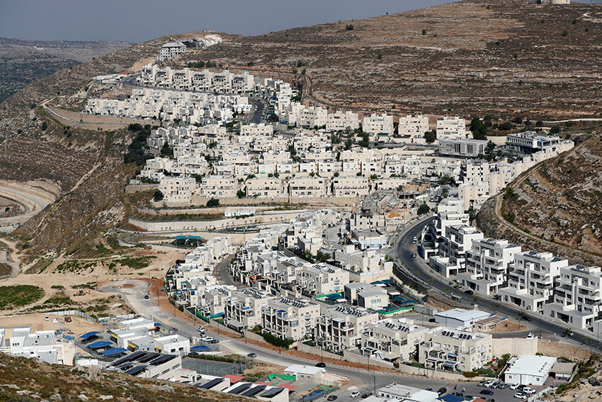 Una panorámica muestra los edificios de asentamientos israelíes alrededor de Givat Zeev y Ramat Givat Zeev en Cisjordania ocupada por Israel, cerca de Jerusalén, 30 de junio de 2020
