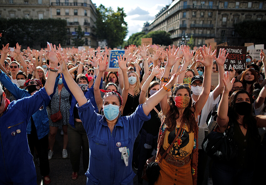 Las activistas feministas hacen un gesto mientras se manifiestan contra los nombramientos del ministro del Interior francés, Gerald Darmanin, y del ministro de Justicia, Eric Dupond-Moretti, en el nuevo gobierno francés, frente al ayuntamiento de París, Francia, el 10 de julio de 2020