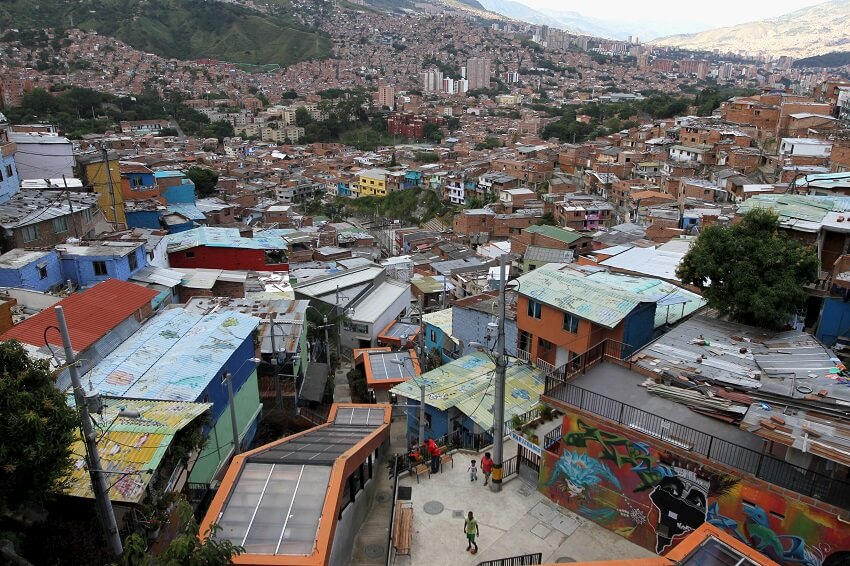 Una vista desde el barrio "Comuna 13" en Medellín el 2 de septiembre de 2015. Foto tomada el 2 de septiembre de 2015