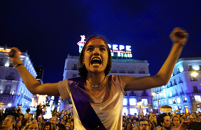 Una mujer reacciona durante la manifestación de protesta contra la violencia hacia las mujeres en la Plaza del Sol en Madrid, 20 de septiembre de 2019