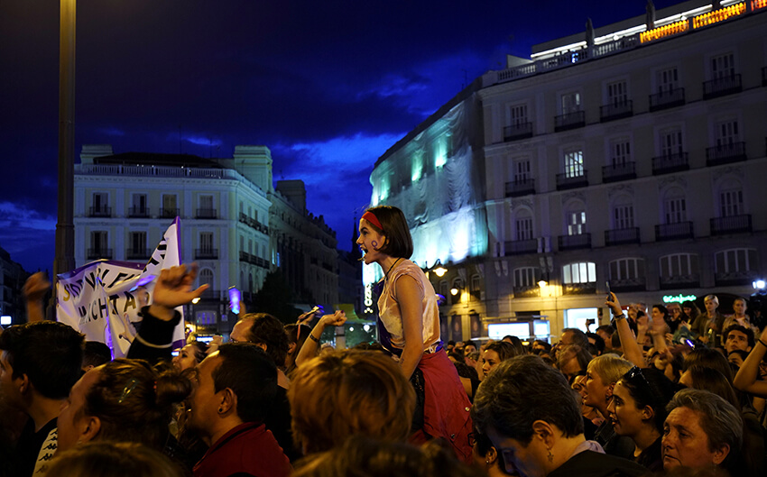 Una mujer participa en la manifestación para protestar contra la violencia hacia las mujeres en la Plaza del Sol en Madrid, España, 20 de septiembre de 2019