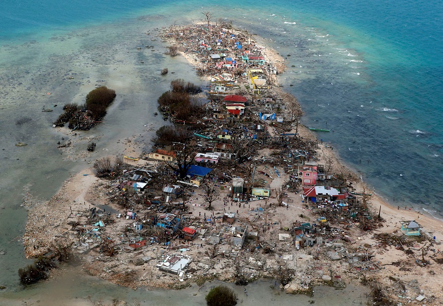 Una vista aérea de una ciudad costera devastada por el súper tifón Haiyan en la provincia de Samar, Filipinas, 11 de noviembre de 2013