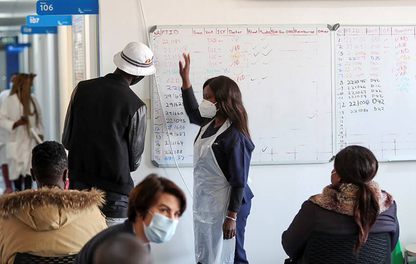Una trabajadora de la salud habla con un voluntario de ensayos de vacunas antes de que le hagan la prueba de la enfermedad por coronavirus (COVID-19) y participa en el ensayo clínico en humanos del país para posibles vacunas en el Centro de Investigación Wits RHI Shandukani en Johannesburgo, Sudáfrica