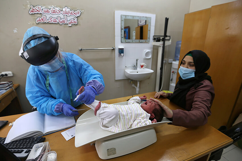 Un bebé palestino recién nacido recibe una vacuna en una clínica administrada por las Naciones Unidas durante el brote de la enfermedad por coronavirus (COVID-19), en el sur de la Franja de Gaza el 10 de septiembre de 2020. 