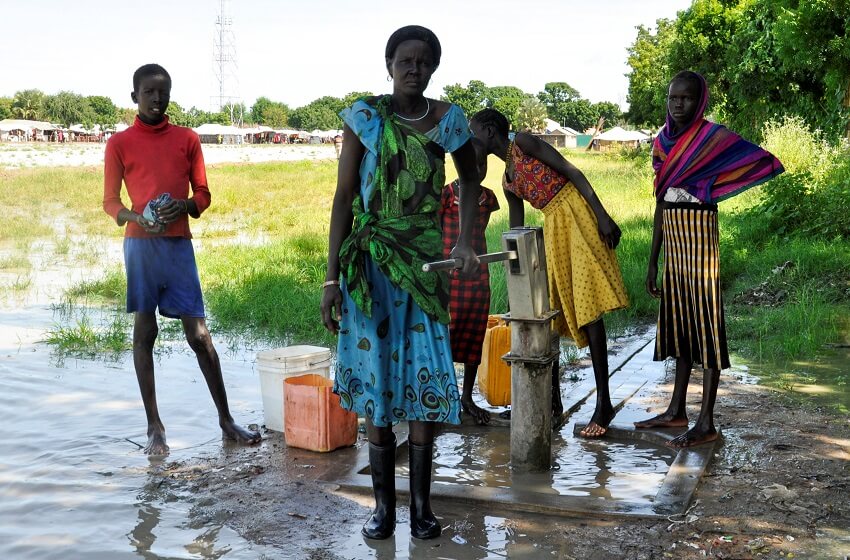 Los residentes intentan recolectar agua de un pozo dentro de las inundaciones debido a los diques rotos en el río Nilo, en el condado de Genyiel, en el estado de Unity en Sudán del Sur, el 24 de septiembre de 2020.