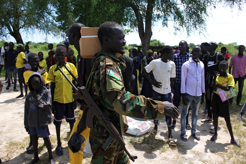 Un hombre porta los formularios entregados por miembros de la Comisión Militar Conjunta del alto el fuego (JMCC, por sus siglas en inglés), destinada a seleccionar soldados de la oposición y el gobierno para el ejército de Sudán del sur, en Ayod Barrack, estado de Fangak, Sudán del Sur