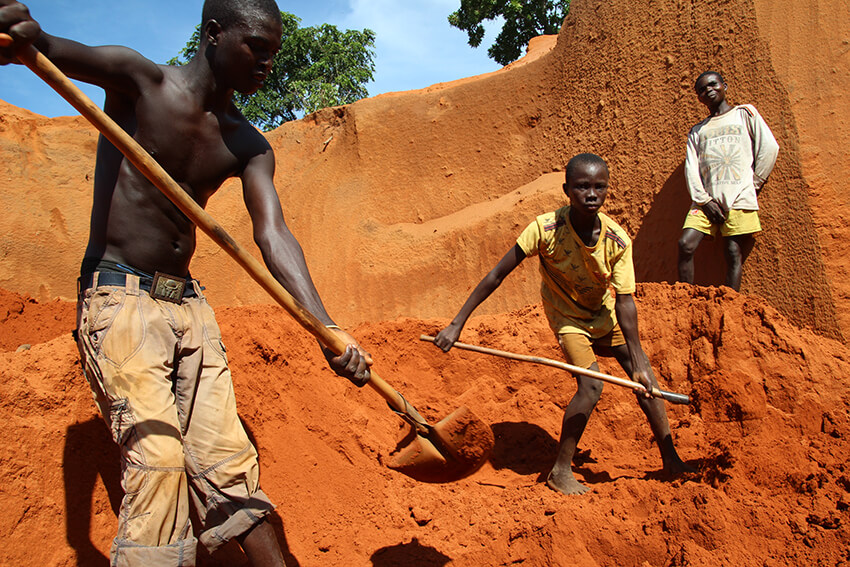 Menores y adultos trabajando en las minas de cobalto en República Democrática del Congo. © AI