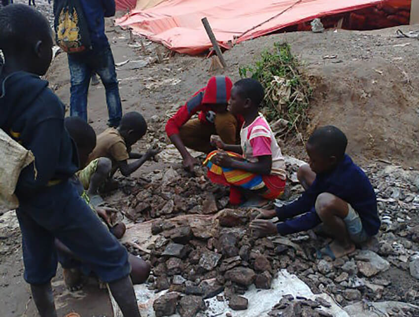 Niños clasificando mineral de cobalto en el barrio de Kasulo, Kolwezi, República Democrática del Congo, mayo de 2015.