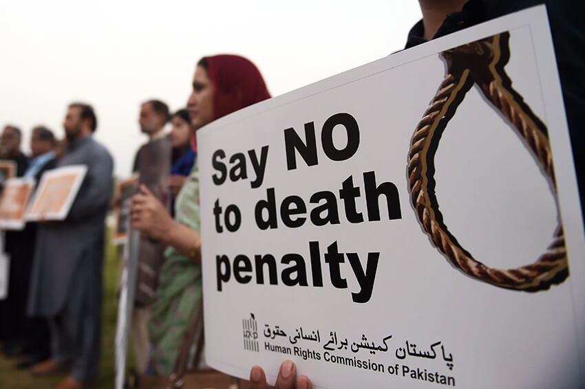 Activistas de la Comisión de Derechos Humanos de Pakistán (HRCP) llevan pancartas durante una manifestación para conmemorar el Día Internacional contra la Pena de Muerte en Islamabad el 10 de octubre