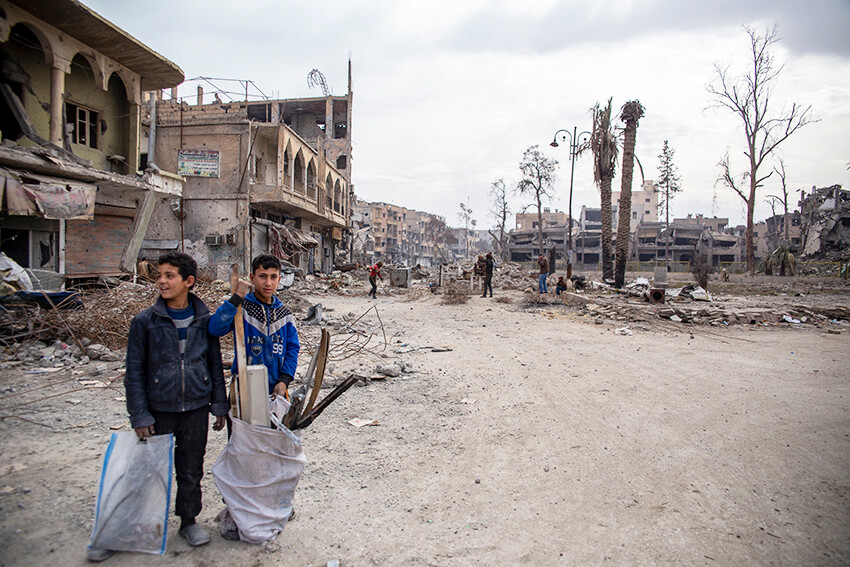 Niños buscando chatarra entre los escombros de los edificios destruidos en Raqqa. Siria. 