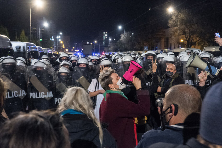 Un grupo de manifestantes se enfrentan a la policía antidisturbios que vigila la casa de Jaroslaw Kaczynski, líder del partido gobernante en Polonia, Ley y Justicia (PIS), durante una manifestación contra una decisión del Tribunal Constitucional sobre la restricción de la ley del aborto. Varsovia, 23 de octubre de 2020.