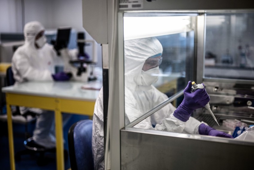 Científicos trabajando en el laboratorio de la universidad VirPath el 5 de febrero de 2020, mientras intentaban encontrar un tratamiento efectivo contra el coronavirus. 