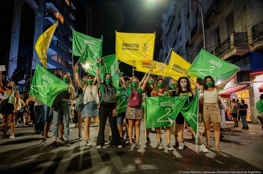 Miembros y simpatizantes de Amnistía Internacional Argentina actúan para exigir el derecho legal al aborto en Buenos Aires, diciembre de 2020.