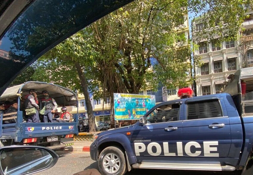 Fuerzas policiales en Yangon, Myanmar, el 1 de febrero de 2021. 