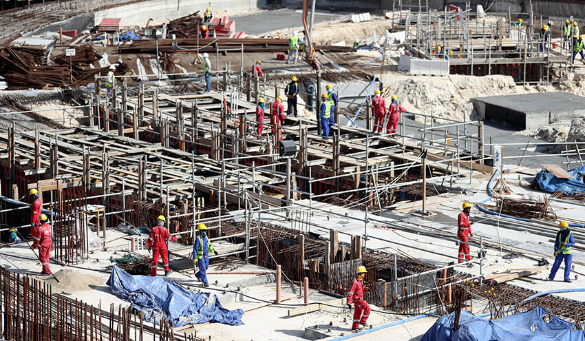 Trabajando en la construcción del construcción del Estadio Al Bayt, en Doha, Qatar
