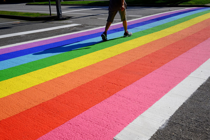 La ciudad de Richmond pintó un paso de peatones arcoíris en el bulevar Minoru para expresar su apoyo a la diversidad