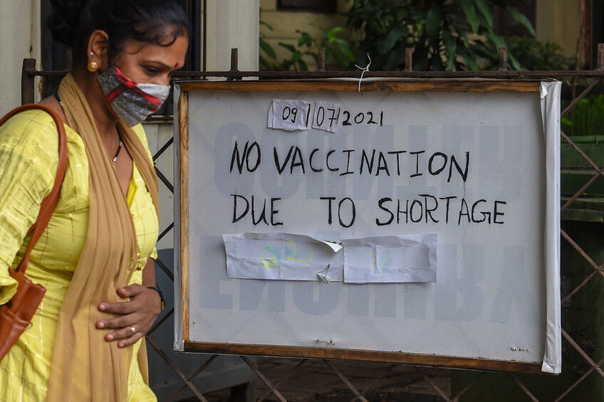 centro de vacunación cerrado debido a la escasez de existencias de la vacuna contra la COVID-19 en Mumbai