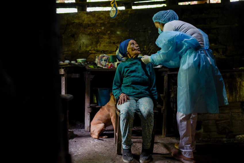 lvira Bermúdez, de 90 años, recibe la segunda dosis de la vacuna Novavax