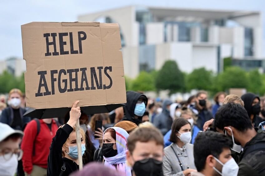 Una participante sostiene una pancarta en la que se lee "Ayuda a los afganos" durante una manifestación cerca de la Cancillería en Berlín el 17 de agosto de 2021
