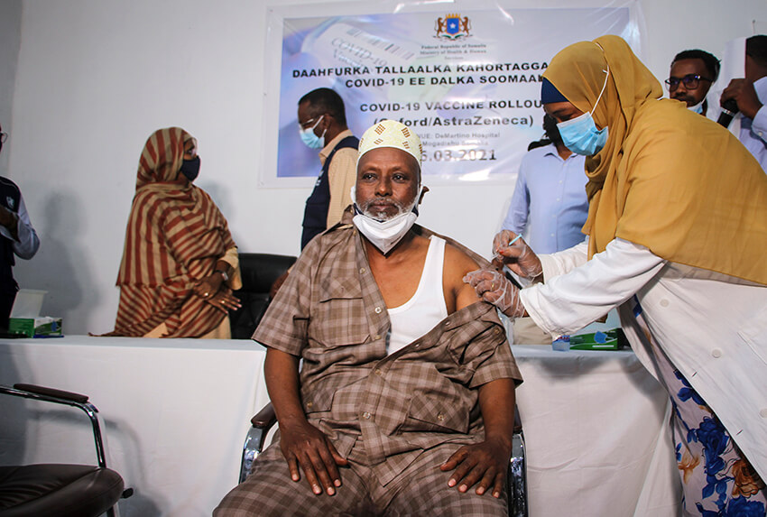El Dr. Maxamed Maxamuud Fuje recibe una inyección de la vacuna COVID-19 de AstraZeneca suministrada a través de la iniciativa mundial COVAX, en una ceremonia para marcar el inicio de la vacunación contra el coronavirus en Mogadiscio, Somalia