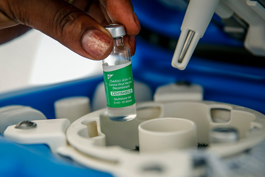 Un vial de la vacuna AstraZeneca contra la COVID-19 fabricada por el Instituto de Suero de la India y proporcionada a través de la iniciativa mundial COVAX
