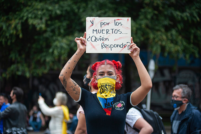 manifestantes protestan contra la masacre perpetrada por la policía y el ejército en Cali, Colombia