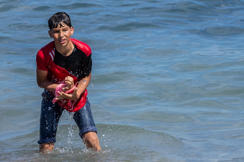 Un niño migrante llega a Ceuta 