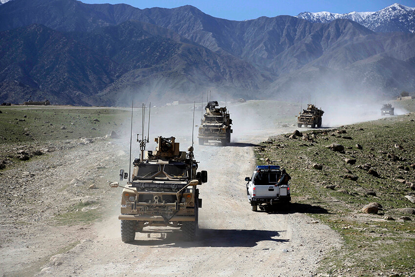 Fuerzas estadounidenses y un comando afgano patrullan la aldea de Pandola cerca del lugar de un bombardeo estadounidense en el distrito de Achin de Jalalabad, al este de Kabul, Afganistán. 