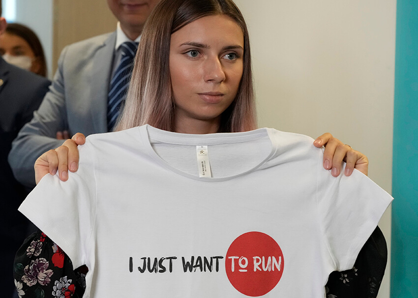 La velocista olímpica bielorrusa Krystsina Tsimanouskaya sostiene una camiseta con el lema "Sólo quiero correr", el 5 de agosto de 2021.