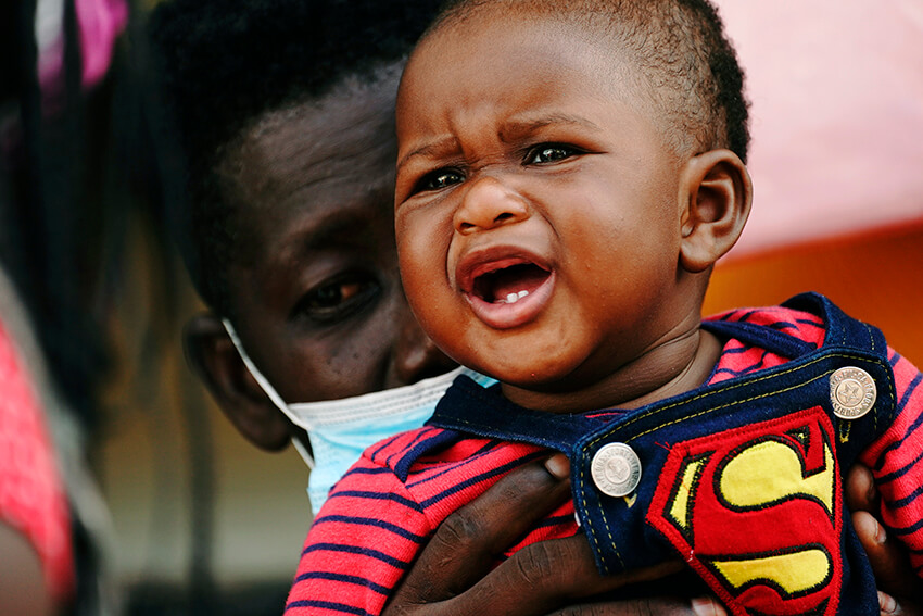 Migrantes haitianos con sus hijos