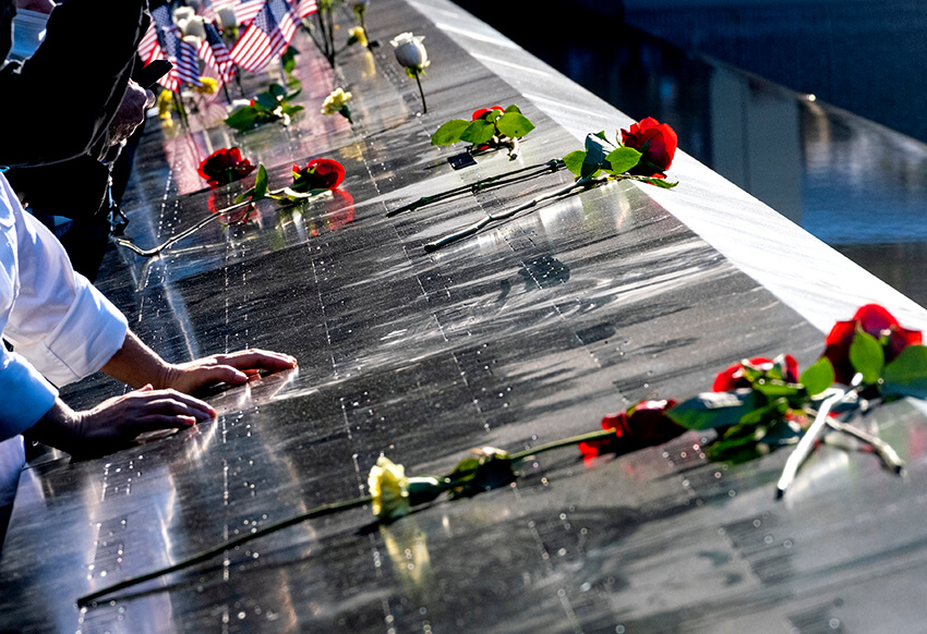 Las flores adornan los nombres de las personas que murieron durante los ataques al World Trade Center, sábado 11 de septiembre de 2021. 