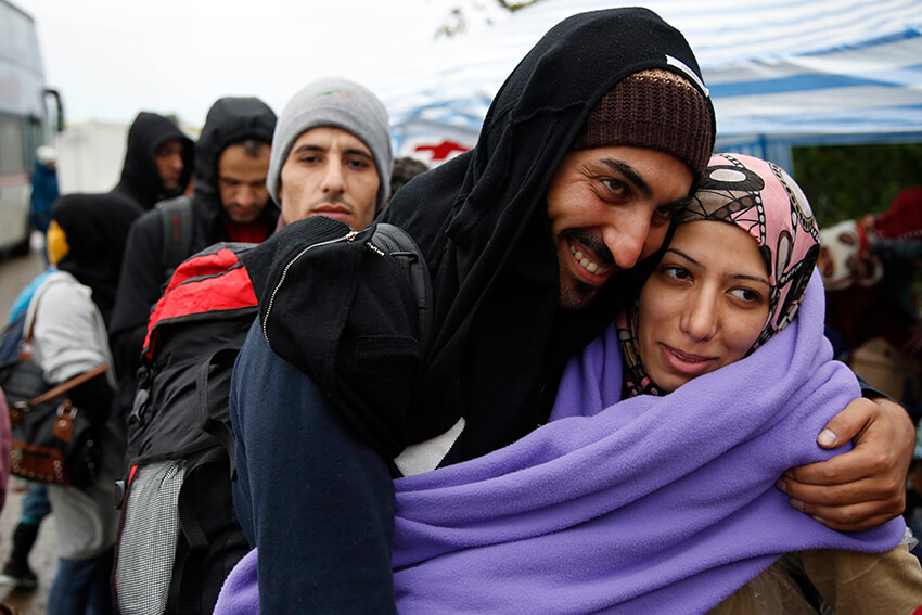 Personas refugiadas y migrantes esperan para cruzar la frontera serbocroata