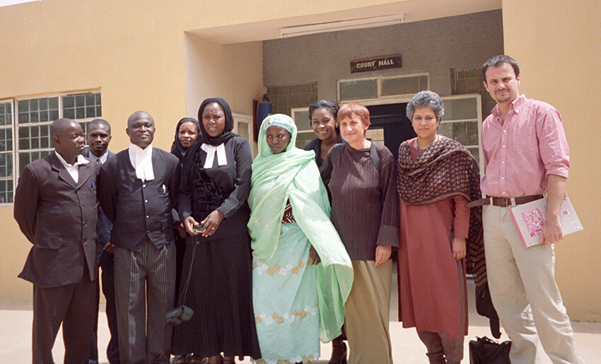 Amina Lawal junto a su equipo jurídico y miembros de Amnistía Internacional