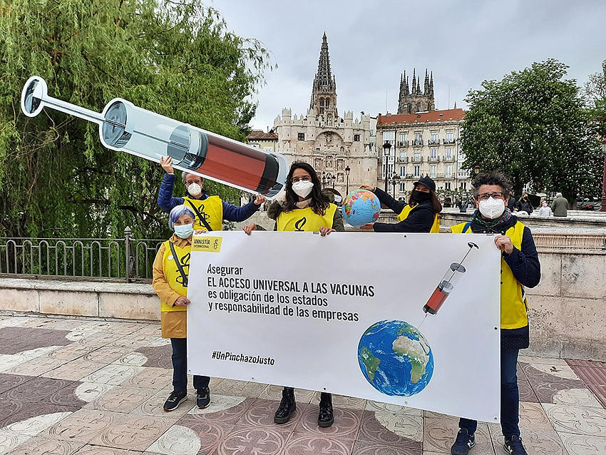 Activistas de Amnistía Internacional salen a la calle en Burgos para demostrar su apoyo a la campaña Un Pinchazo Justo